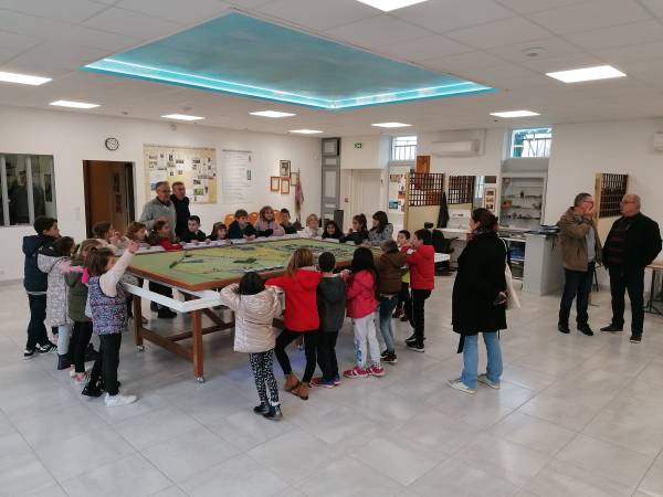 The second and third graders (CE1&CE2 classes) in front of the model of La Martinerie