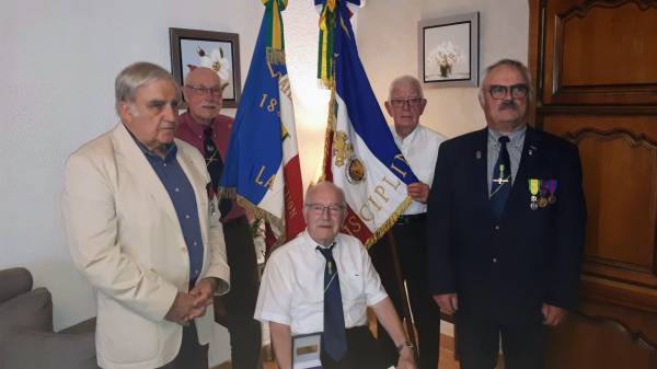 The Departmental President of the Military Medalists, the flag bearers, the President of “Les Amis de La Martinerie” surround Jean-Claude Dehayes