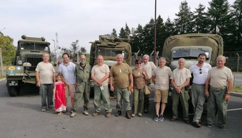 Les bénévoles de l’ARVMC et leurs véhicules