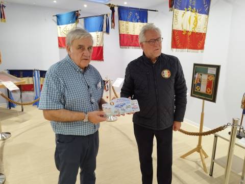 La remise de la plaquette de reconnaissance aux Amis de La Martinerie par le président de la FFVE