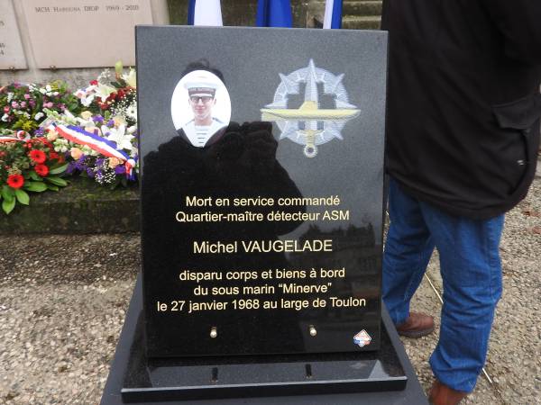 La plaque à la mémoire de Michel Vaugelade