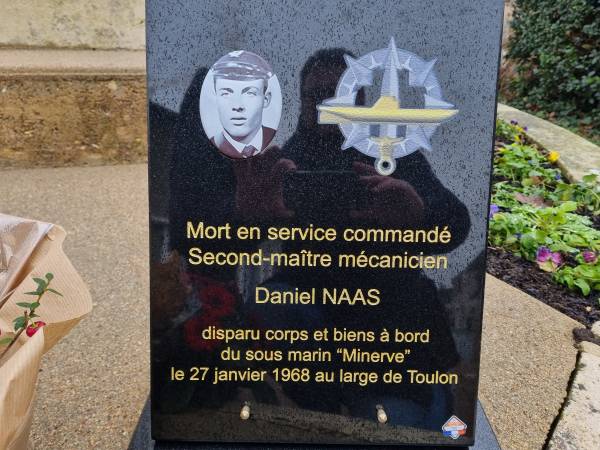 La plaque à la mémoire de Daniel Naas