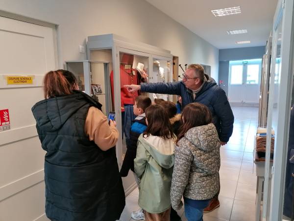 Frédéric commente une photo d’enfants Anglais apprenant à porter un masque à gaz en 1942