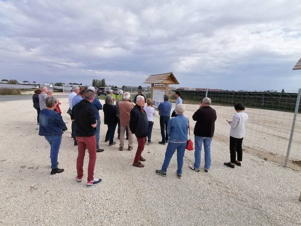 Roland discuss the history of La Martinerie with the visitors