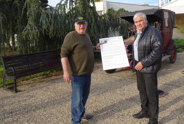 Les Amis de La Martinerie offrent un panneau de présentation du taxi de la Marne à Jacques Bauché, propriétaire du Taxi