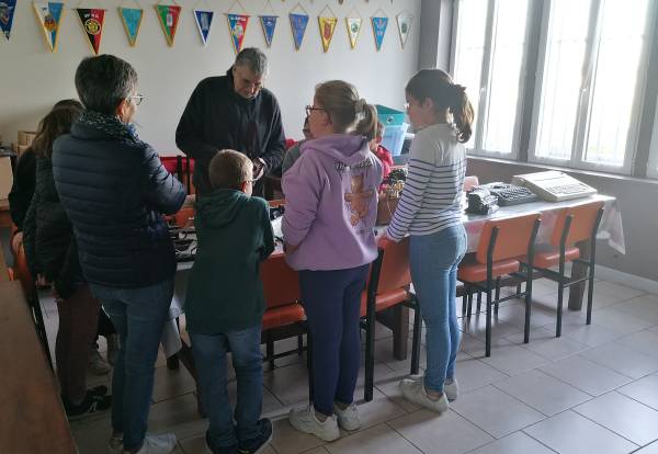 10th graders from the Déols middle school -- Dominique presenting some old objects