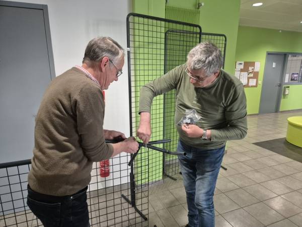 Dominique et Philippe préparent les grilles