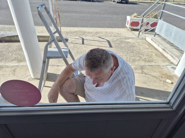 Frédéric lave la porte d’entrée (et nettoie les fenêtres)