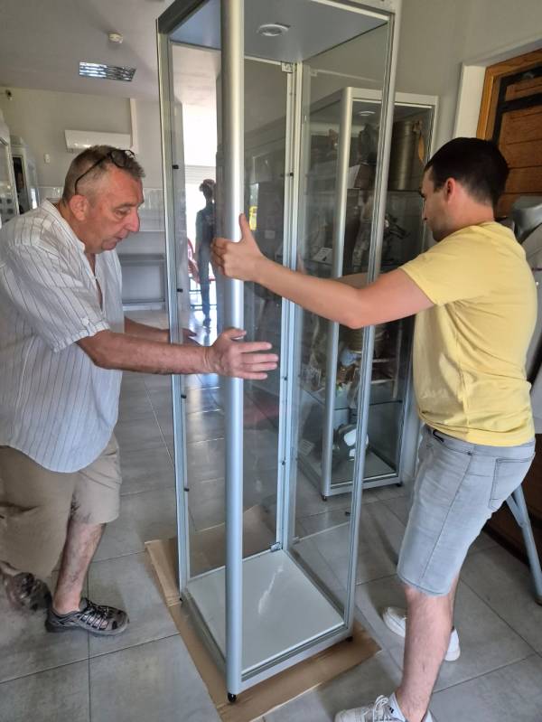 Installing new display cases with Frédéric and Maxans