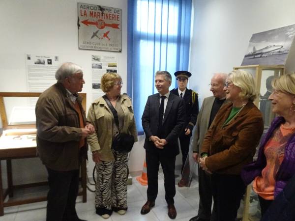 Les élus découvrent la vitrine en présence de Jean François Reille, le donateur